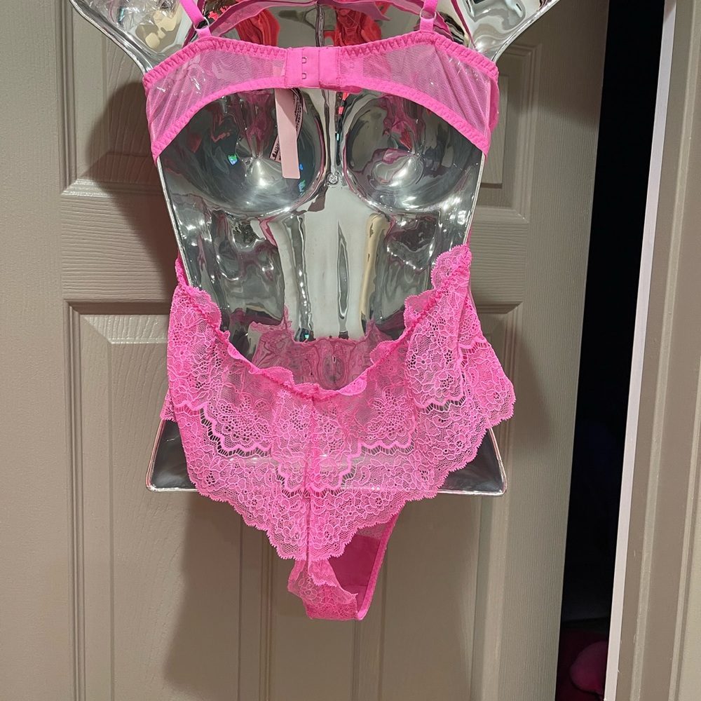 Victoria’s Secret VERY SEXY NWT size L
Wicked Unlined Balconette Teddy - Picture 7 of 7